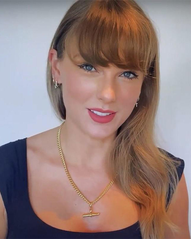 Get the Taylor Swift Look with Athra's T-Bar Necklace!